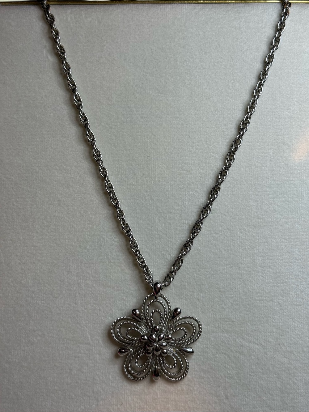 1960’s Monet Silver Tone Mod Style Filigree Flower Necklace EUC